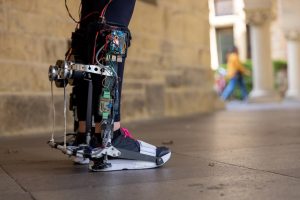این اسکلت بیرونی رباتیک به راه رفتن افراد کمک می‌کند + ویدیو