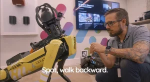 ربات چهارپا Spot با کمک ChatGPT اکنون می‌تواند حرف بزند + ویدیو