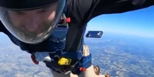 گوشی آیفون در سقوط از ارتفاع 4 کیلومتری جان سالم به در برد + ویدیو
