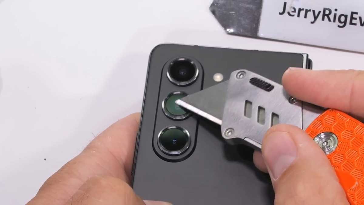 بررسی تست مقاومت دوربین گوشی Samsung Z Fold 5
